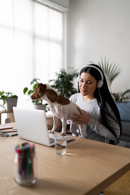 Stile di vita dell'animale domestico insieme al proprietario