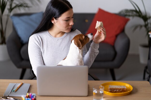 Stile di vita dell'animale domestico insieme al proprietario