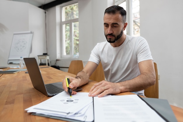 Stile di vita dell'uomo in ufficio