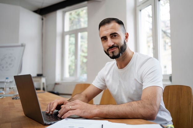 Stile di vita dell'uomo in ufficio