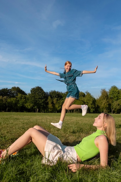 Stile di vita delle persone che saltano in giro