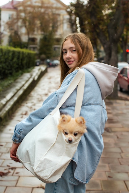 Stile di vita delle persone che trasportano il cucciolo nella borsa