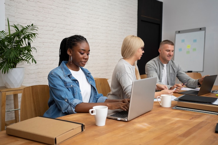 Foto gratuito stile di vita delle persone in ufficio