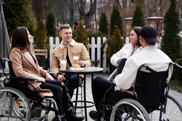 Stile di vita di amici disabili a tutto campo