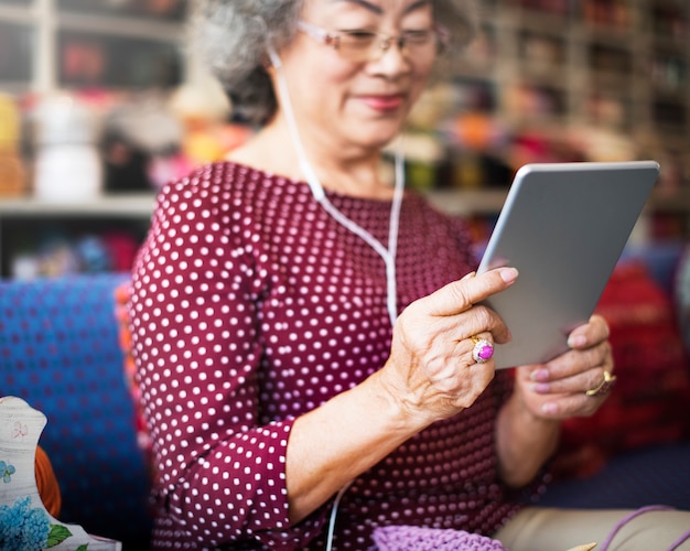 Stile di vita di una donna asiatica senior