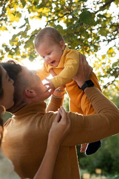 Stile di vita familiare all'aperto in autunno