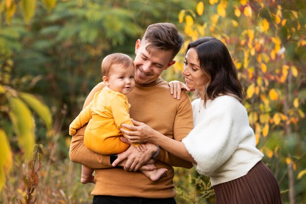 Stile di vita familiare all'aperto in autunno