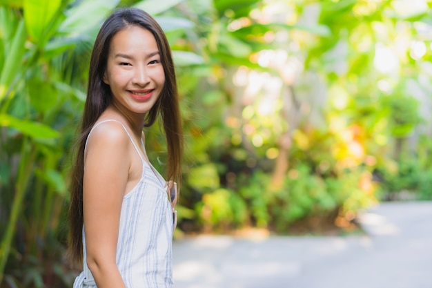 Stile di vita felice di sorriso della bella giovane donna asiatica