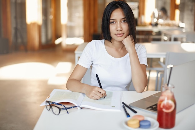 Stile di vita giovane e concetto di nomade digitale Stu attraente femminile