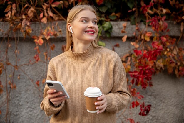 Stile di vita per smartphone donna colpo medio