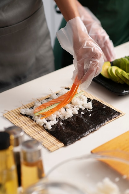 Stile di vita: persone che imparano a fare il sushi