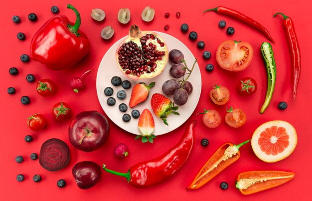 Stile di vita sano con verdure rosse e vista dall'alto di frutta