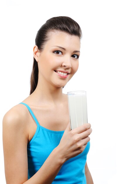 Stile di vita sano della giovane donna attraente con un bicchiere di latte