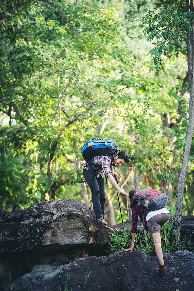 Foto gratuito stile di vita supporto mano uomo trekking