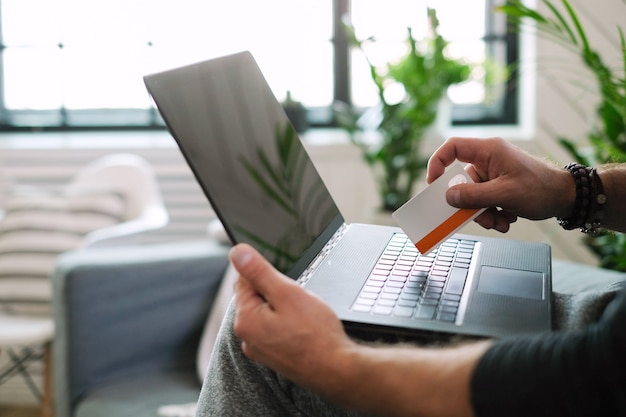 Stile di vita. Uomo a casa con il laptop