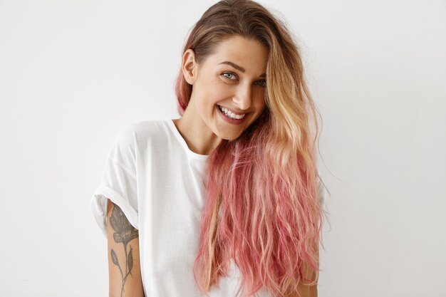 Stile, moda e concetto di colorazione dei capelli. Ritratto di giovane femmina splendida con il sorriso affascinante