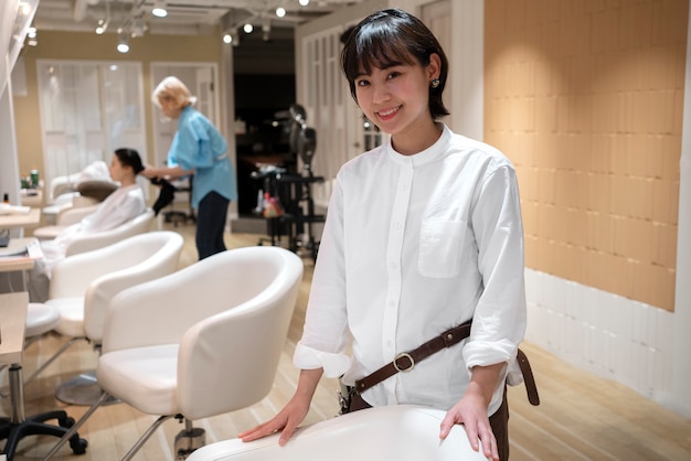 Stilista femminile che posa ad un parrucchiere giapponese
