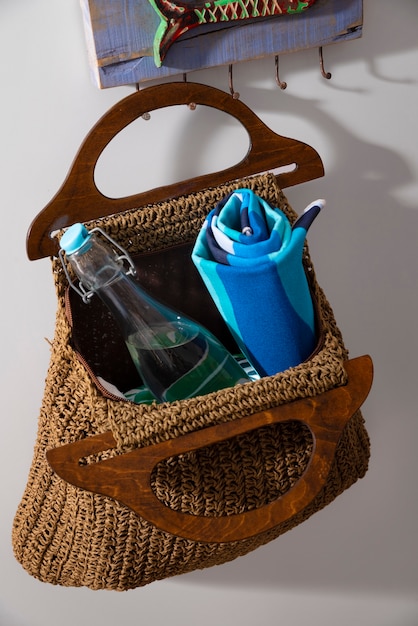 Still life di borsa da spiaggia pronta per il viaggio