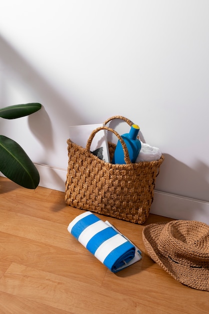 Still life di borsa da spiaggia pronta per il viaggio