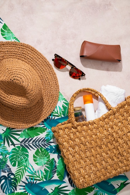 Still life di borsa da spiaggia pronta per il viaggio