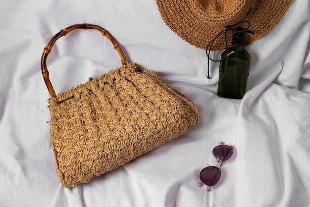 Still life di borsa da spiaggia pronta per il viaggio