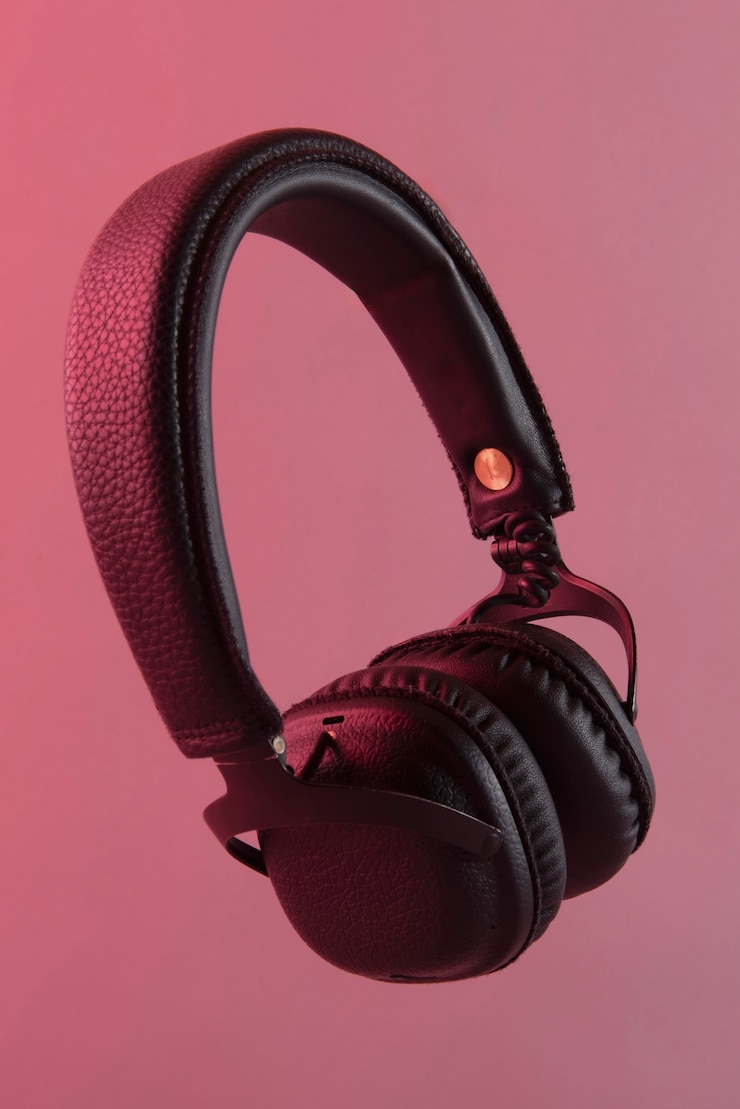 Foto gratuito still life di cuffie wireless cyberpunk