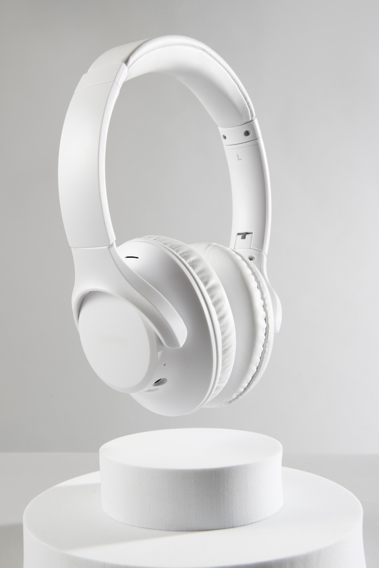 Foto gratuito still life di cuffie wireless cyberpunk