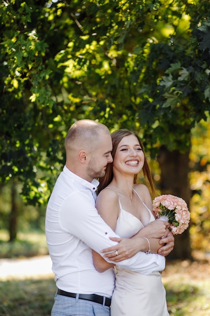 Storia d'amore nel parco. Felice uomo e donna