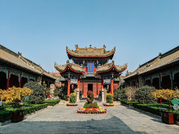 Storico tempio buddista con un giardino zen in Cina sotto un cielo luminoso