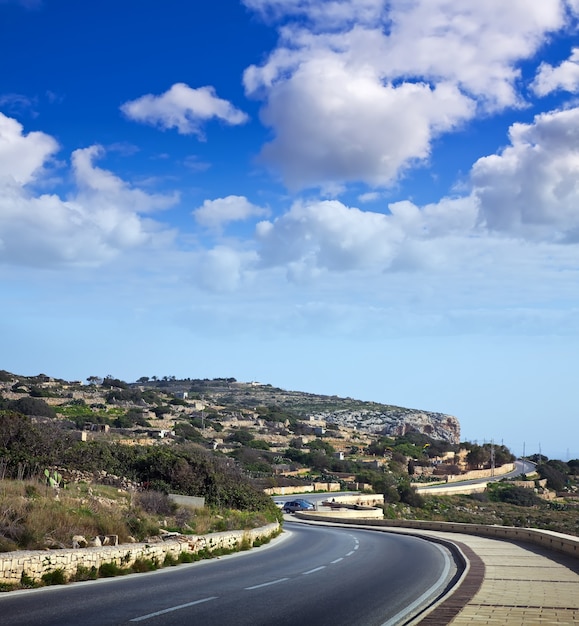 Strada asfaltata attraverso scogliere