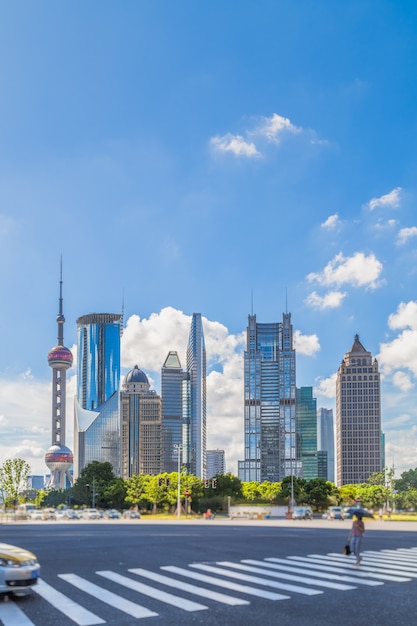 Strada asfaltata con paesaggio urbano e skyline di Shanghai