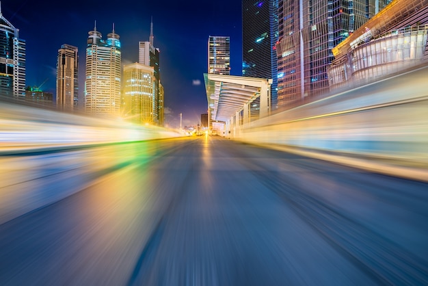 Strada asfaltata vuota con paesaggio urbano e skyline di Shanghai