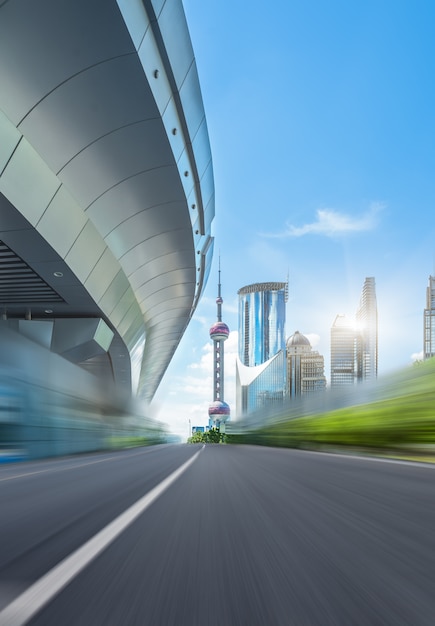 Strada asfaltata vuota con paesaggio urbano e skyline di Shanghai