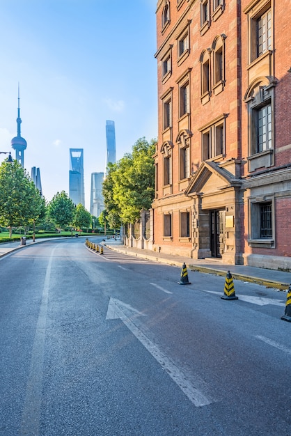 Strada asfaltata vuota con paesaggio urbano e skyline