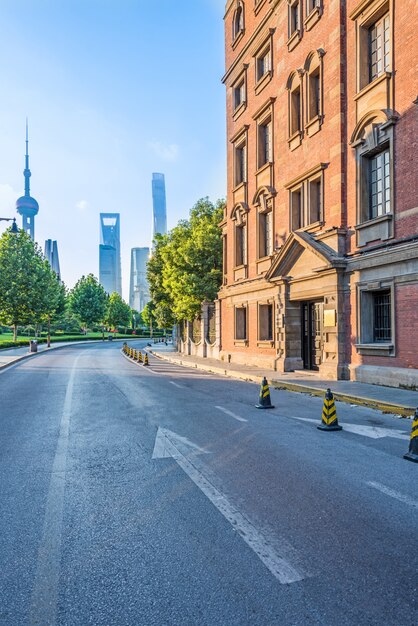 Strada asfaltata vuota con paesaggio urbano e skyline