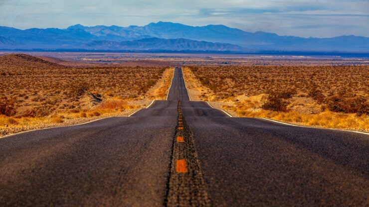 Foto gratuito strada cementata circondata da sabbie