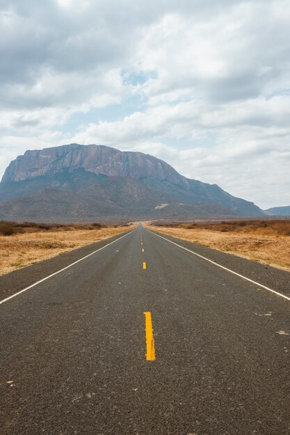 Strada che attraversa un deserto catturato in Kenya