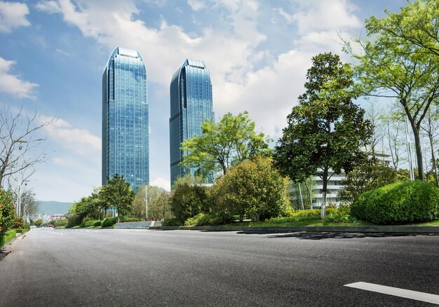 Strada con alberi e grattacieli in lontananza