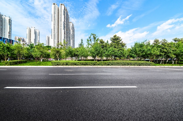 Strada con edifici e parco di fondo