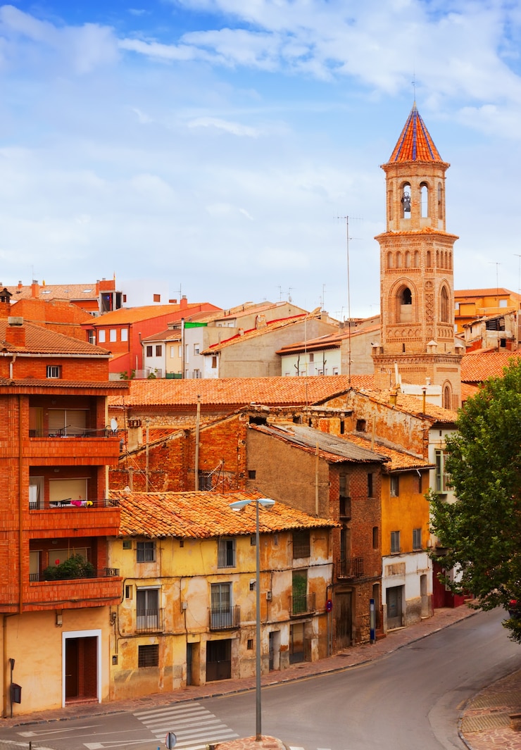 Foto gratuito strada con la chiesa a teruel