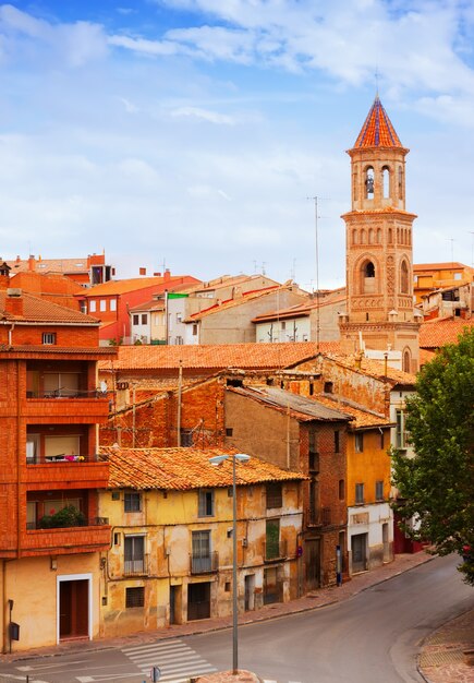 strada con la chiesa a Teruel