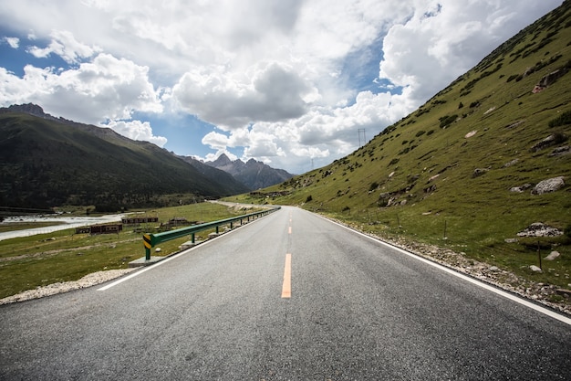 Strada con linee gialle