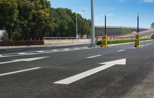 Strada con una freccia