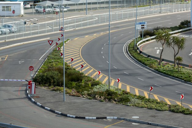 Strada curva vuota