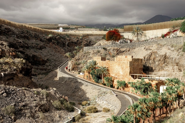 Strada deserta con piccolo villaggio