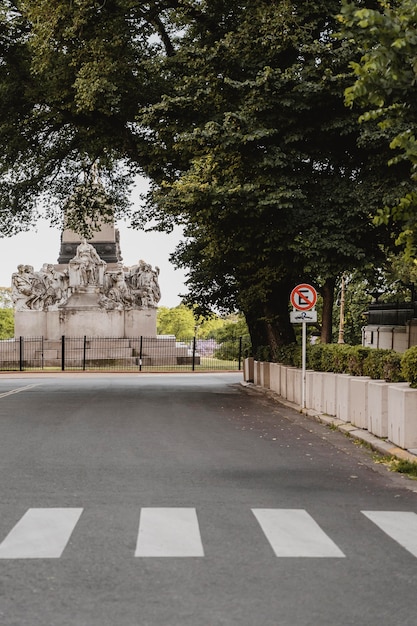 Strada di città con strisce pedonali