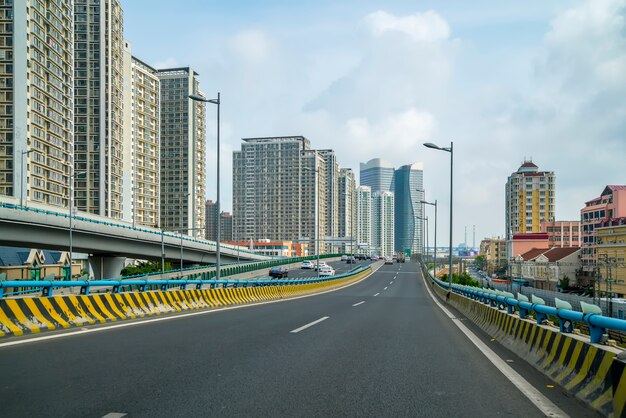 strada e vista sulla città