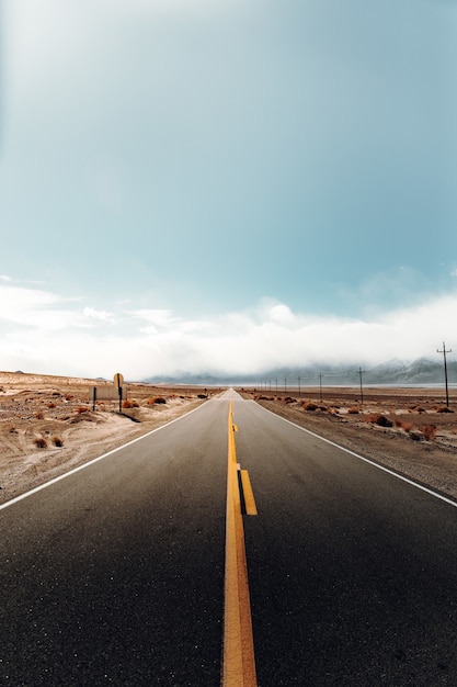 Strada grigia in un paesaggio desertico