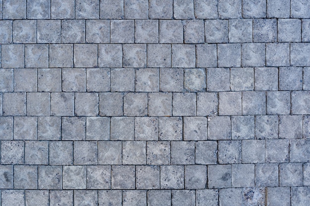 Strada pavimentata in ciottoli con corsi di bordo alla trama del marciapiede