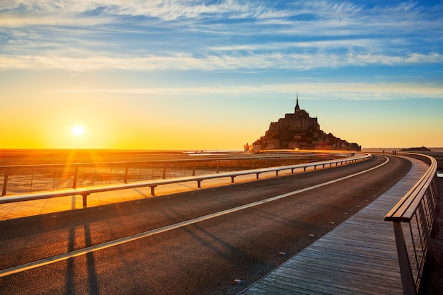 Strada per Mont Saint Michel al tramonto, Normandia. Francia.